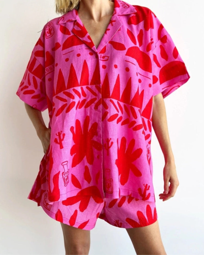 Adele | Sæt med Skjorte og Shorts i Pink-Rød Print