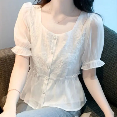 Kamilla | Dame Sommerbluse Med Flæseærmer, Peplum Snit Og Knaplukning