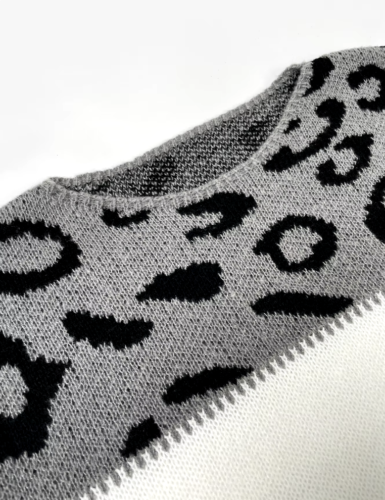 Saga | Leopardmønstret Sweater med Farveblokke