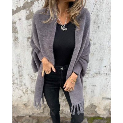 Lene – Varm Strikponcho med Frynser