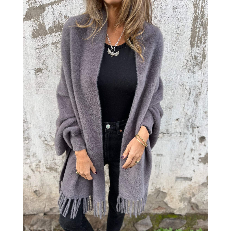 Lene – Varm Strikponcho med Frynser