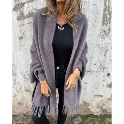 Lene – Varm Strikponcho med Frynser