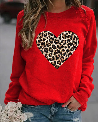 Gitte | Damer’s afslappede sweatshirt med leopard-hjerteprint
