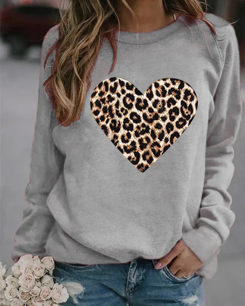 Gitte | Damer’s afslappede sweatshirt med leopard-hjerteprint