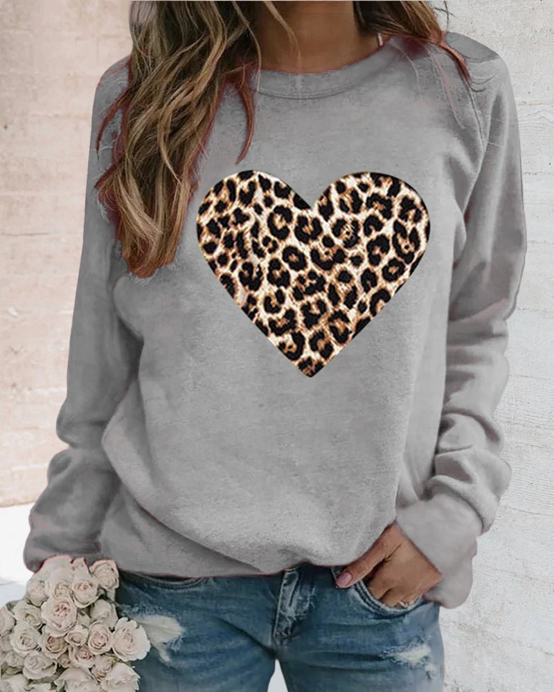 Gitte | Damer’s afslappede sweatshirt med leopard-hjerteprint