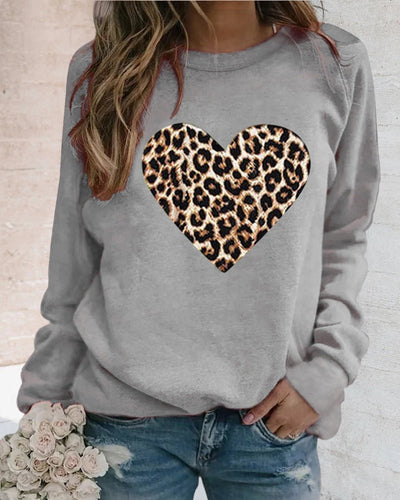Gitte | Damer’s afslappede sweatshirt med leopard-hjerteprint