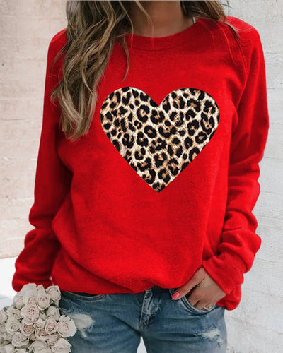 Gitte | Damer’s afslappede sweatshirt med leopard-hjerteprint