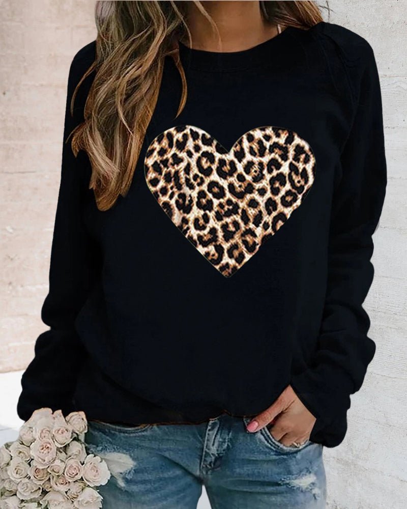 Gitte | Damer’s afslappede sweatshirt med leopard-hjerteprint