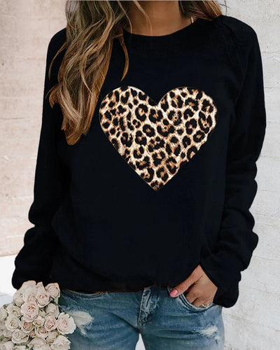 Gitte | Damer’s afslappede sweatshirt med leopard-hjerteprint